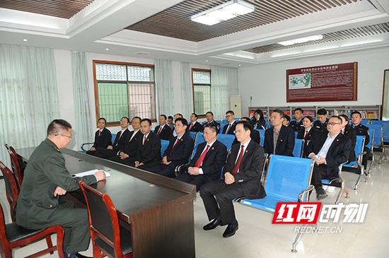 聆听微党课。