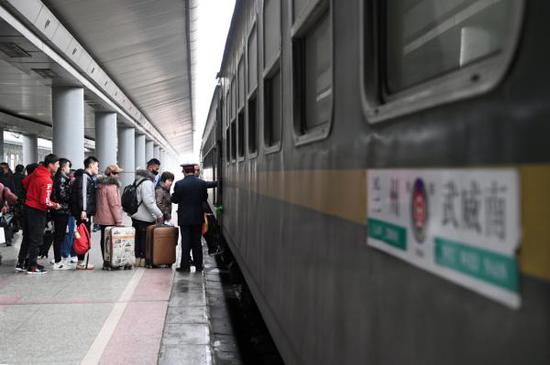 1月10日，旅客在兰州站排队登上由兰州开往武威南的7505次列车。新华社 图