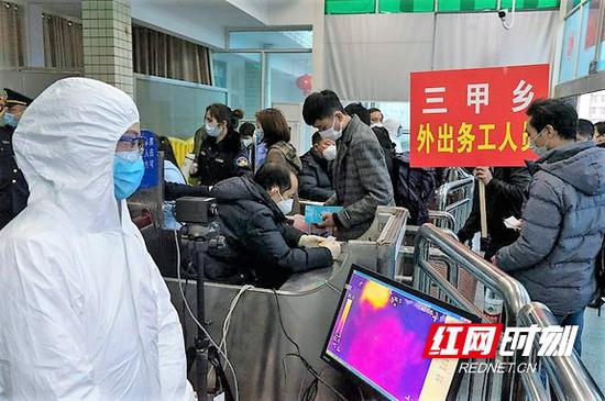 专列出发前几天,涟源对本次返岗务工人员全部进行了疫情筛查和健康检查。