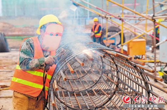 　　芒果马栏山广场项目目前已全面复工，图为施工人员正在进行支护桩焊接。 长沙晚报全媒体记者 王志伟 摄