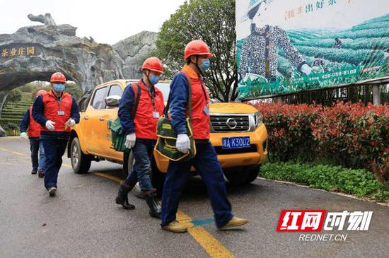 金井供电所外勤人员前往湖南湘丰茶叶集团有限公司检查用电设施。