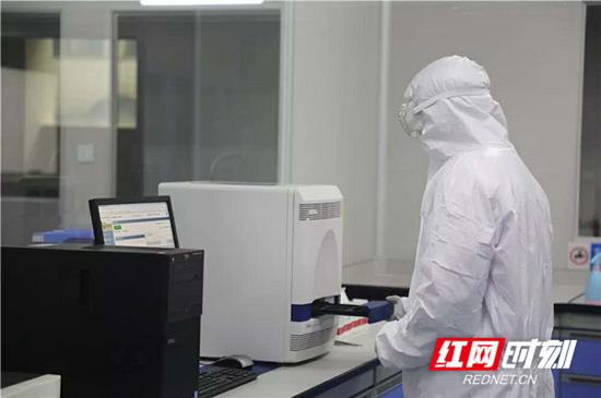工作人员正仔细确认新冠肺炎病毒血液核酸检测标本。