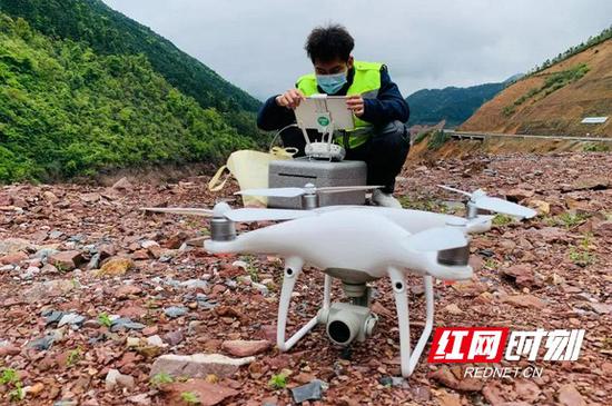 湖南省森林消防航空护林站驻湘南无人机组开展例行预警巡护飞行。