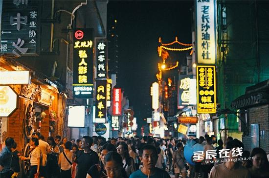(夜晚太平街。 图片均由央视新闻提供)