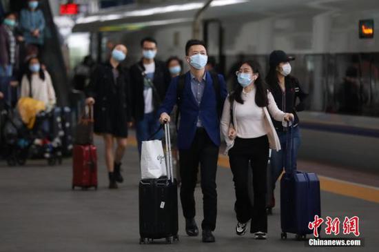 资料图:5月5日,南京火车站的旅客。 中新社记者 泱波 摄