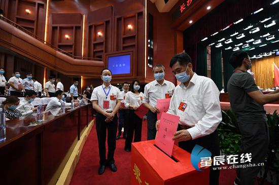 （会议以无记名投票方式选举郑建新为市人民政府市长，选举邹国兴、张建华为市十五届人大常委会委员。图片均由 星辰全媒体记者 丁木村 摄）