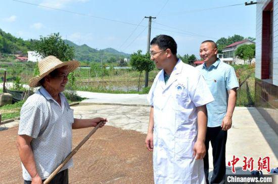  涟源市人民医院驻村帮扶队上门为贫困户颜新龙健康体检。　刘新山 摄