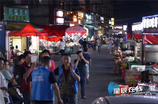 (开福区洪山桥社区的烟火气。开福区文明办 王一聪 供图)