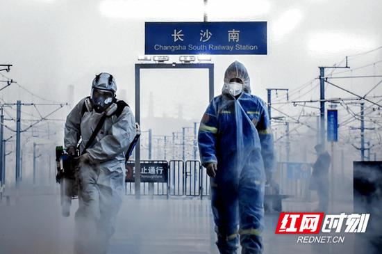 此次展览分为大“疫”、战“疫”、防“疫”、记“疫”四个单元,精选了多幅摄影作品进行集中展出。