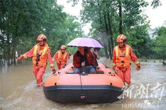 7月8日，澧水干流水位暴涨，张家界永定区西溪坪街道禾家村37栋房屋被淹，张家界市消防救援支队赶赴现场进行处置。