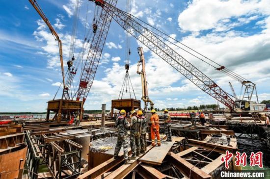 常益长铁路跨沅江斜拉桥建设现场。常益长项目经理部供图