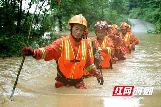 今年,湖南消防出动指战员56256人次,参加省内外抗洪抢险累计315起,营救疏散被困人员2917人。