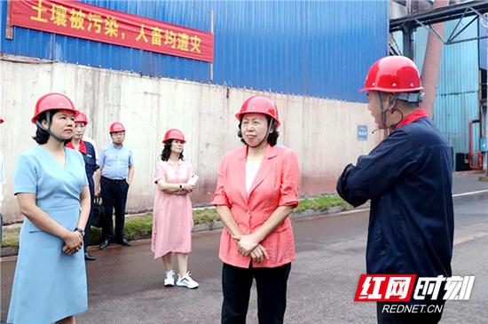 2020年8月25日至26日,省人大常委会党组书记、副主任刘莲玉(右二)率队赴郴州市开展土壤污染防治法执法检查。