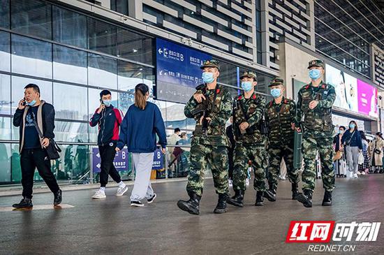 武警长沙支队官兵在长沙火车南站巡逻。