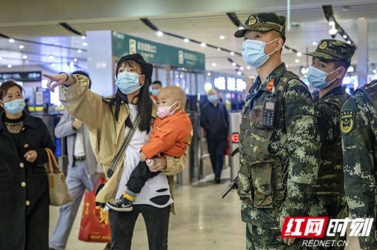 执勤官兵向旅客提供帮助。