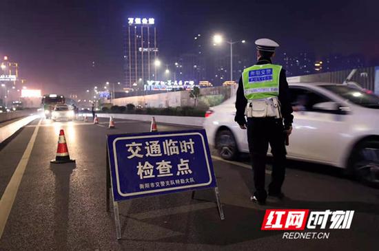 各地公安交警部门抽调精干警力,严格落实路面勤务。