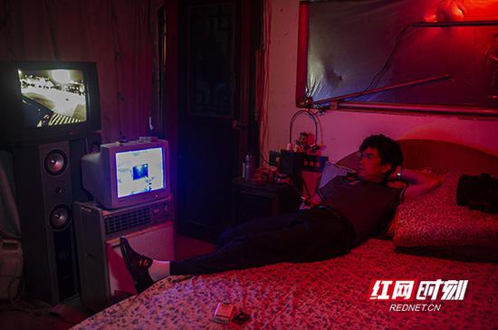 户主宋稳朝曾在这栋楼里的家中,安装9个明装摄像头、9个暗装摄像头。他每天喜欢躺在床上巡视着他的“领地”。