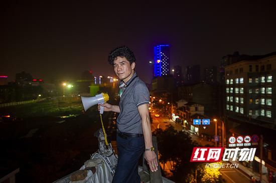 夜晚,户主宋稳朝喜欢登上房顶,眺望四周。(2012年)