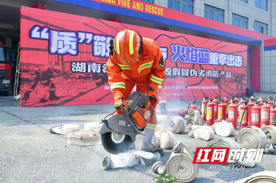 现场销毁假冒伪劣灭火器、消防水带、防毒面罩、应急照明灯、感烟报警器等1000余件。