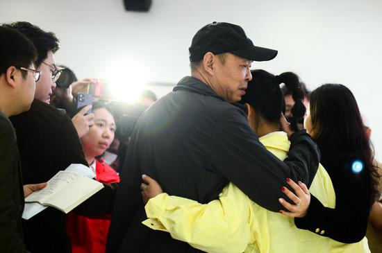 4 月 23 日,长沙市公安局岳麓分局,吴先生夫妇见到 26 年未见的女儿吴某梦后紧紧地抱住女儿。组图 / 记者吴琳红