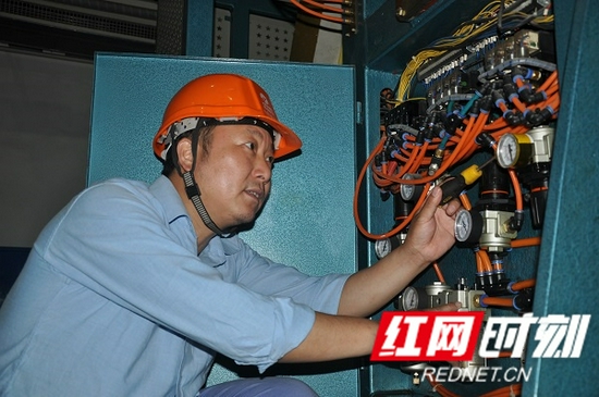 湘电动力有限公司国家某重点产品项目组组长、湘潭市出席省第十二次党代会代表徐仲维。