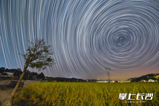 2021年10月4日在宁乡拍摄的星轨作品《在希望的田野上》
