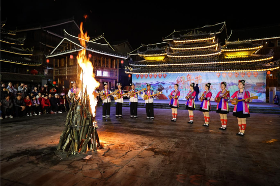 篝火晚会。