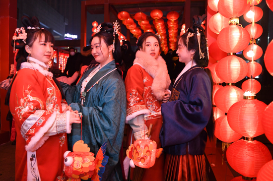 2月5日晚,株洲市天元区神农城,市民身着古装逛花灯展