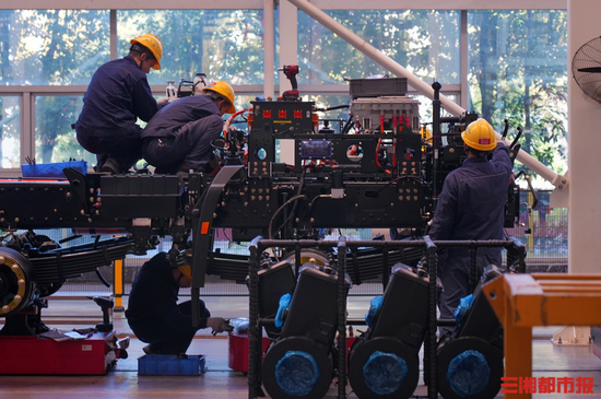 在邵阳经开区三一专用汽车有限责任公司的智能生产车间里，工人们正在有序工作。