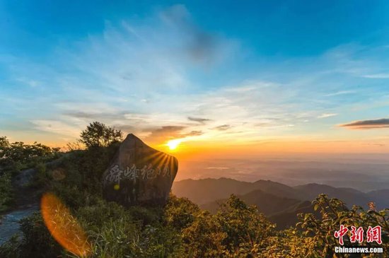 舜皇日出。严洁 摄