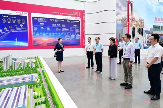 李爱武一行在三一风电研学项目调研。