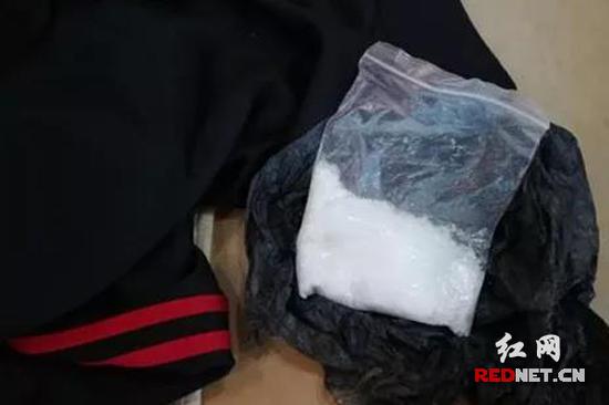 临湘市公安局缴获毒品冰毒和麻古共71.69克。