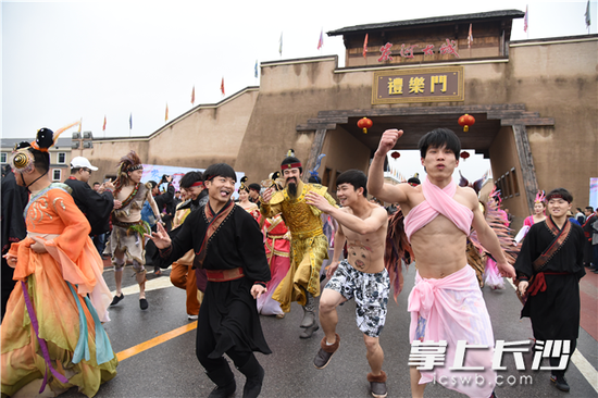 二郎神赶花猪、哪吒滑旱冰 宁乡千名游客光猪