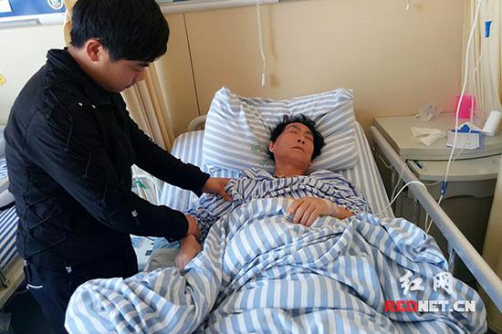 小吴在病床前照顾叔叔
