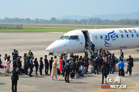 乘客登机。