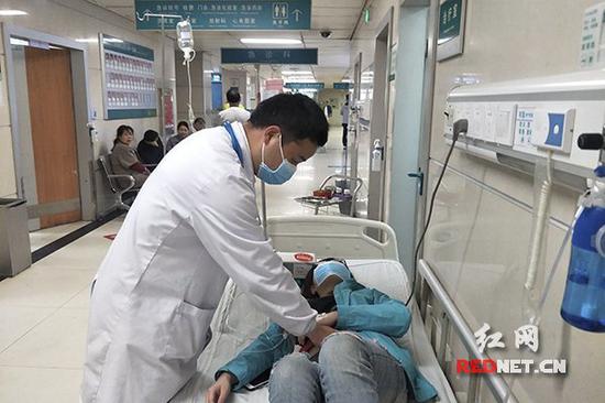 长沙市第一医院急诊科医生为刘女士检查病情。