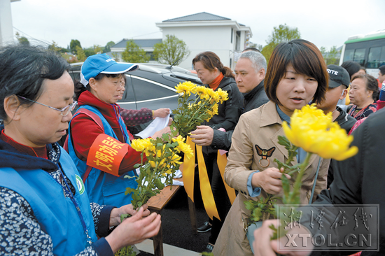湘潭志愿者劝换3000余挂鞭炮 倡导文明祭扫