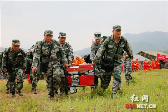 演练现场,民兵迅速展开行动。(朱丽萍 摄)