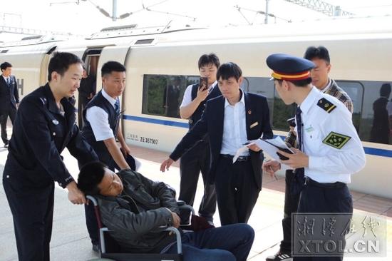 湘潭北站民警正在与列车员交接