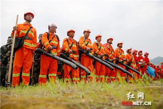 郴州组织400余人开展民兵森林灭火拉动考核演