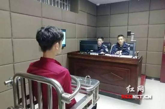 邓某因散布谣言扰乱公共秩序被依法行政拘留。