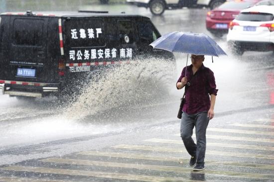 4月22日，长沙突降暴雨，路过车辆激起积水。图/潇湘晨报记者 辜鹏博
