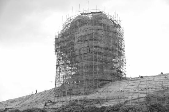 5月8日,长沙橘子洲景区,工作人员正对毛泽东青年艺术雕像进行清洗工作。图/记者辜鹏博