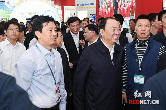 中共中央政治局委员、中宣部部长黄坤明(前排右二)来到湖南馆,听取湖南文化创意产业发展情况介绍,湖南省委常委、省委宣传部部长蔡振红(前排左一)陪同参观。