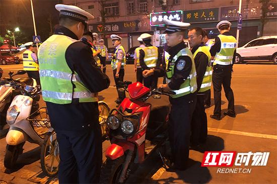 5月10日晚，长沙县开展非法改装摩托车专项整治，一小时内查扣8台不合格车辆。