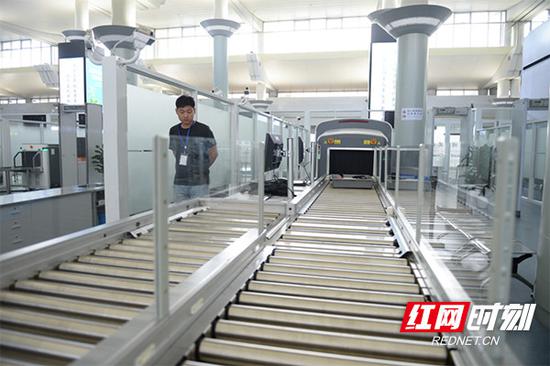 安检通道设计上,在国内率先使用了最先进的全智能CT机安检通道,实现旅客自助安检全流程自动化操作,安检效率是普通安检通道的2倍。