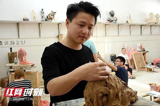 即使视力不到常人的 3%，赖庆林依旧坚持艺术创作。