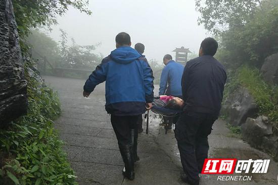 事故发生当日，有关人员在紧急施救。图片来源：红网论坛