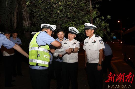 当晚，郴州交警查获酒驾53起，醉驾5起，毒驾2起。