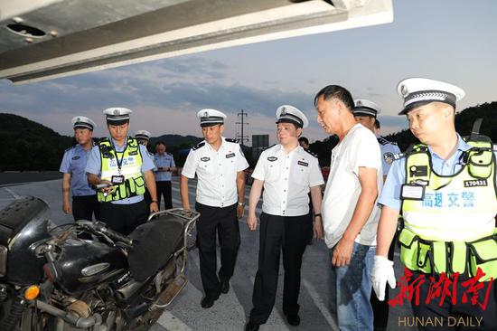 25日晚，省公安厅交警总队总队长蒋建湘在郴州参与夜查行动。